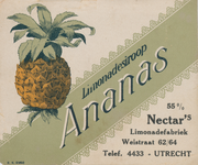 716282 Etiket voor flessen Limonadesiroop Ananas van “Nectar's Limonadefabriek , Weistraat 62/64 te Utrecht.N.B. De ...